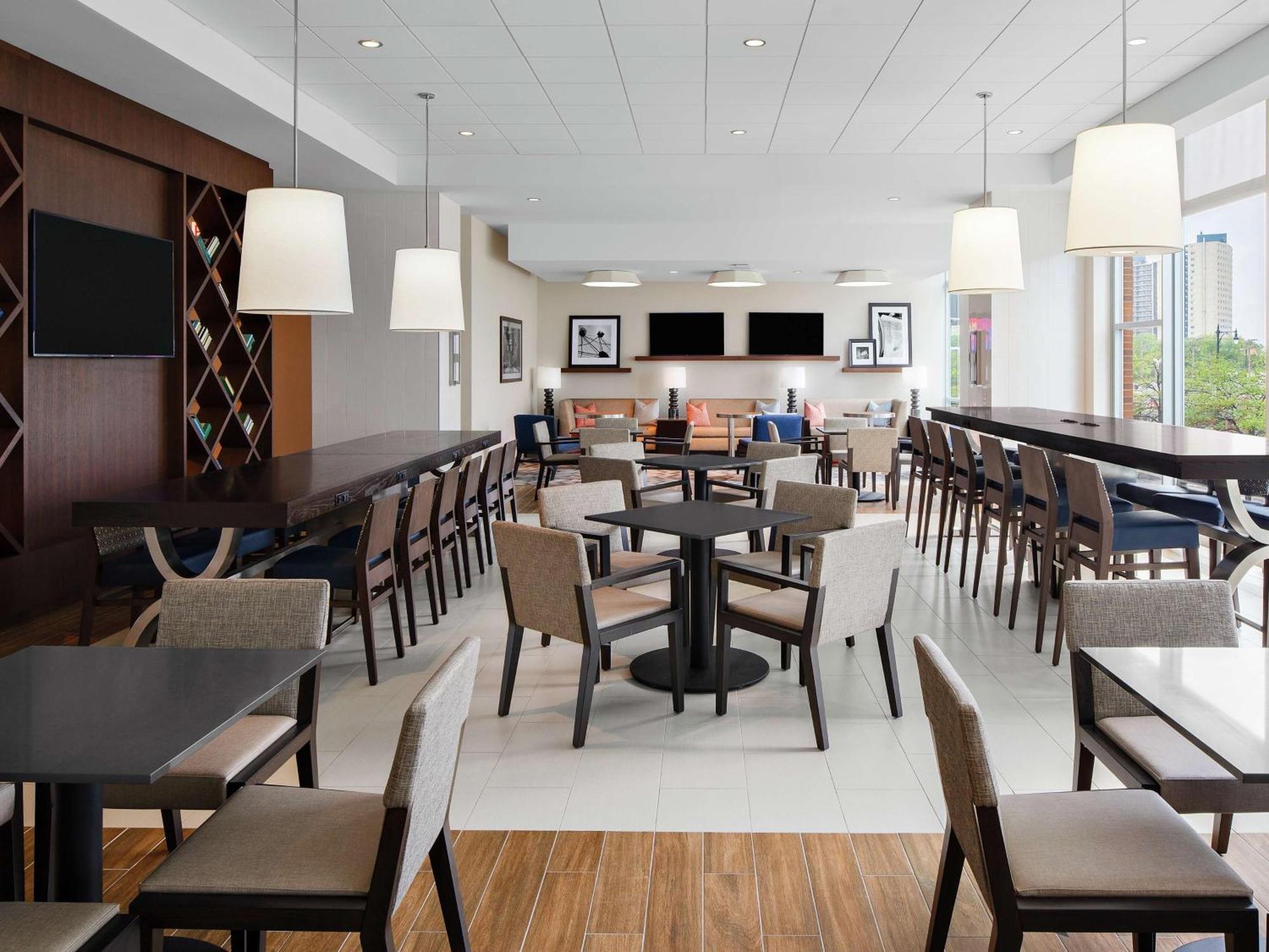 Hampton Inn Chicago Mccormick Place Exterior foto